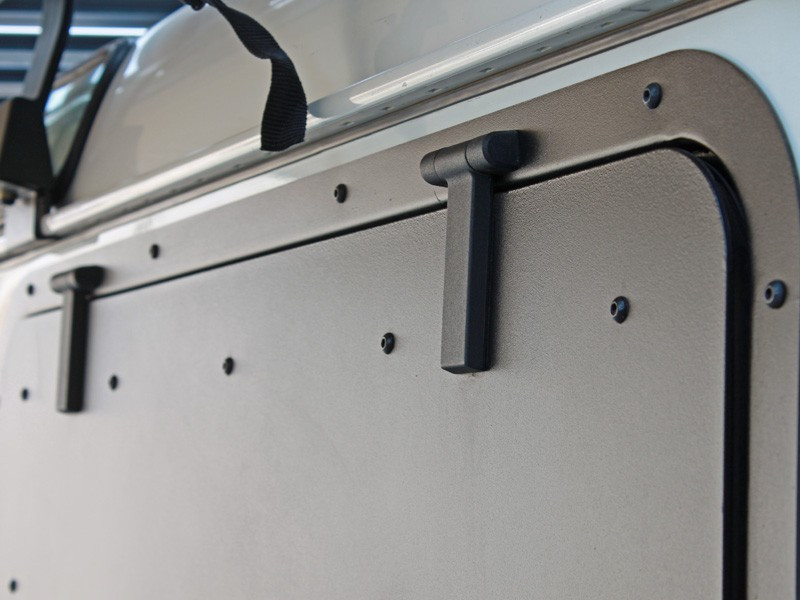 Land Rover Defender (1983-2016) Gullwing -ikkuna / alumiini - valmistajalta Front Runner 5