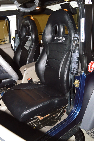 WRANGLER TJ RIGHT SEAT FITTING